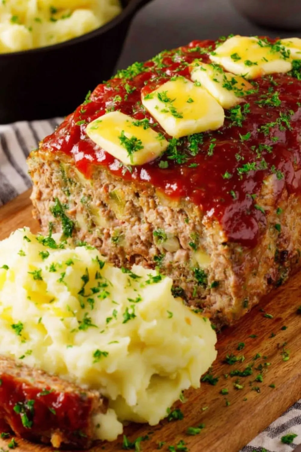 Meatloaf and mashed potatoes: A delicious comfort meal!
